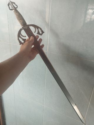 Espada decorativa dorada y plateada