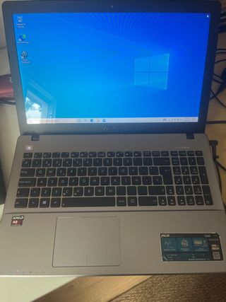 Portátil ASUS F550D plateado