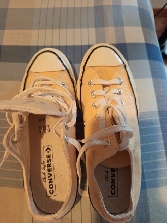 Converse altas y bajas amarillas y blancas