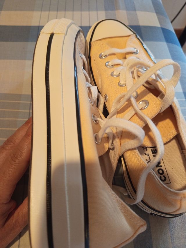 Converse altas y bajas amarillas y blancas