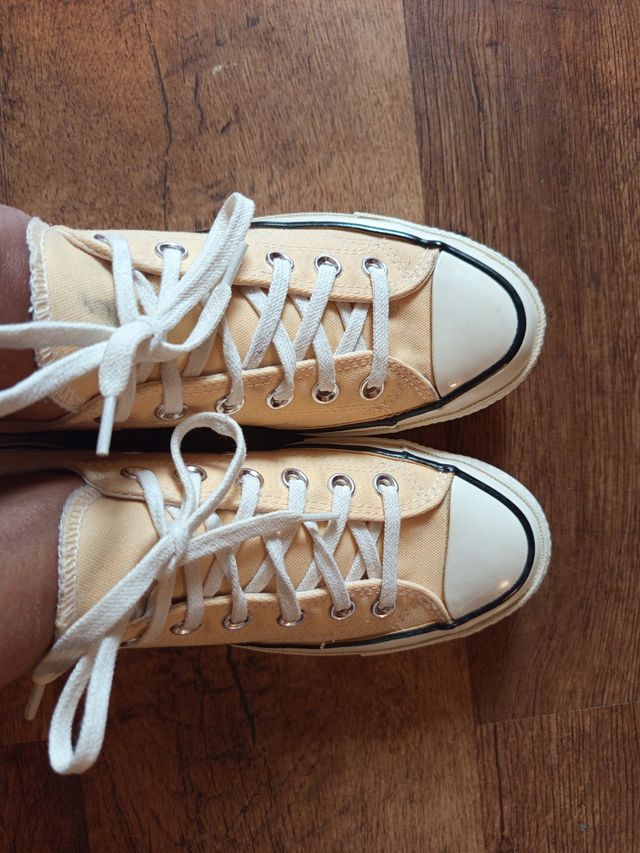 Converse altas y bajas amarillas y blancas