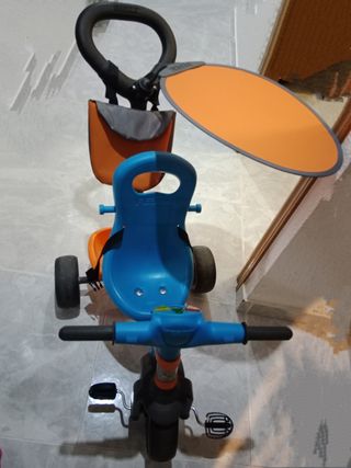 Triciclo infantil con capota
