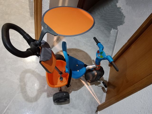 Triciclo infantil con capota