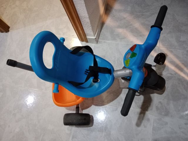 Triciclo infantil con capota