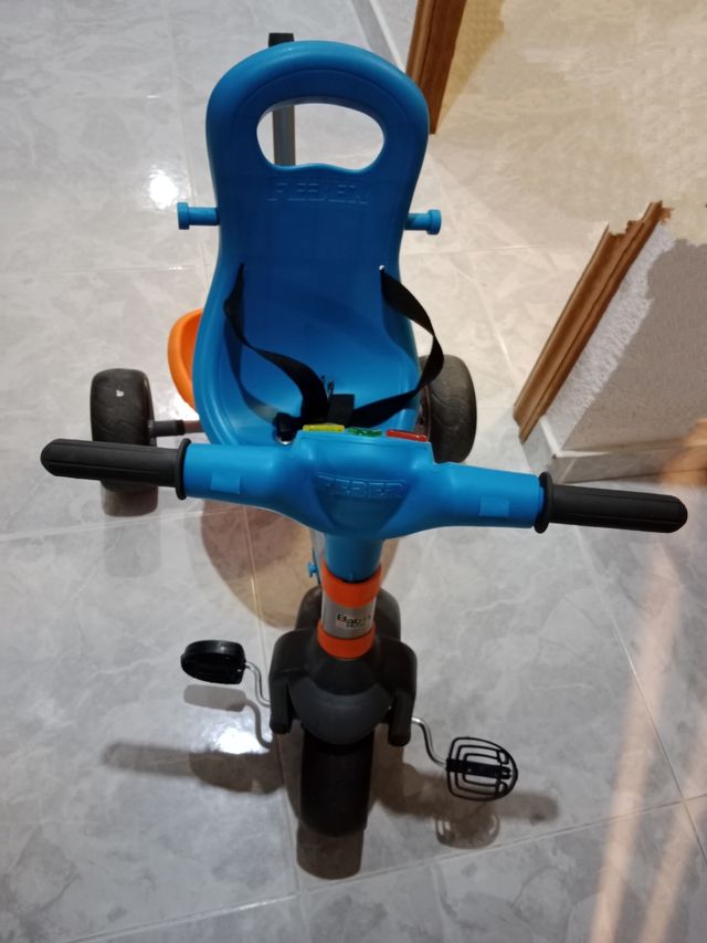 Triciclo infantil con capota