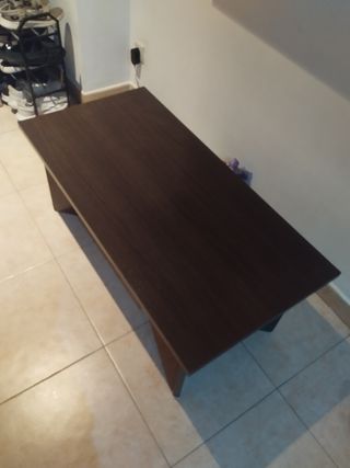 Mesa de comedor marrón  