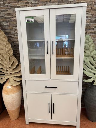 Vitrina blanca con puertas de cristal
