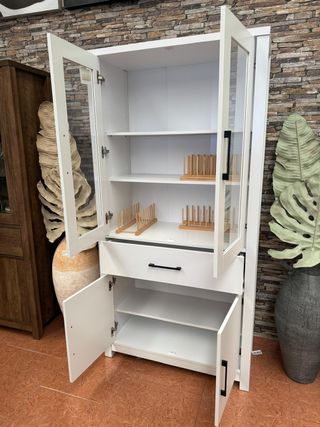 Vitrina blanca con puertas de cristal