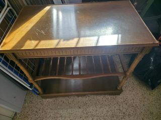 Mesa auxiliar de madera antigua