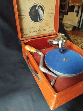 Gramola antigua Universal