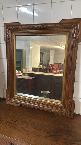 Mirall antic de fusta tallada i artesonada.