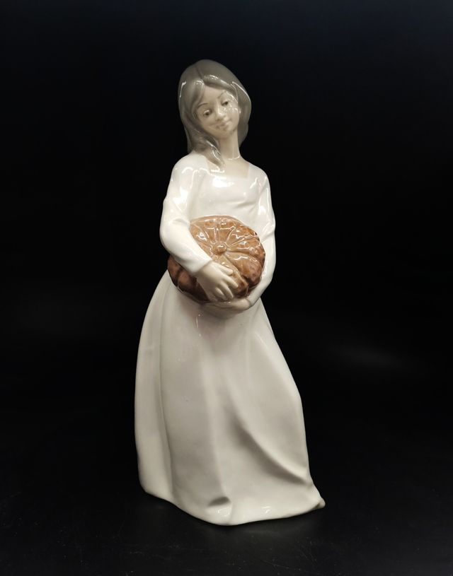 Preciosa figura de porcelana Mirmasu, 80's. 28 cm.