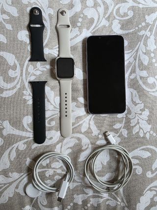 iPhone 14 + Apple Watch SE (2023)