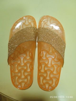 Chanclas doradas y naranjas