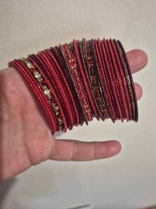 Pulseras indias rojas y marrones