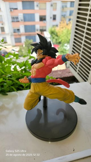 Figura Goku SSJ4