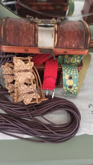 Lote de cinturones y cofre