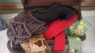 Lote de cinturones y cofre