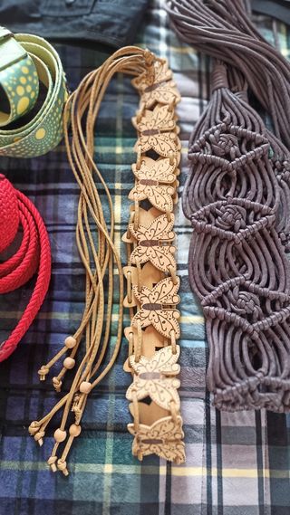 Lote de cinturones y cofre