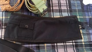 Lote de cinturones y cofre