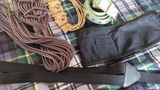 Lote de cinturones y cofre