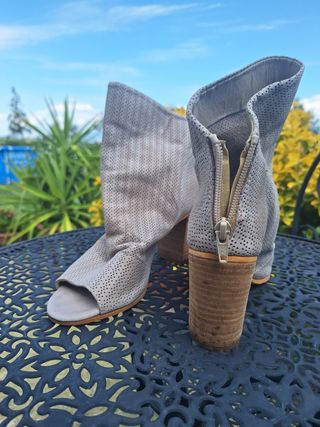 Stivaletti estivi beige/grigi 37