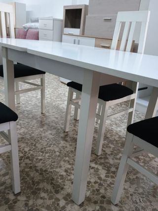 Mesa blanca + 4 sillas