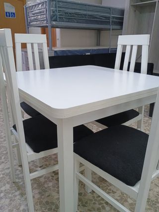 Mesa blanca + 4 sillas