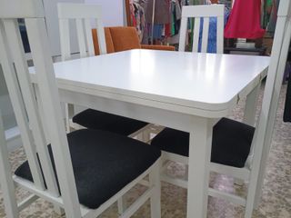 Mesa blanca + 4 sillas