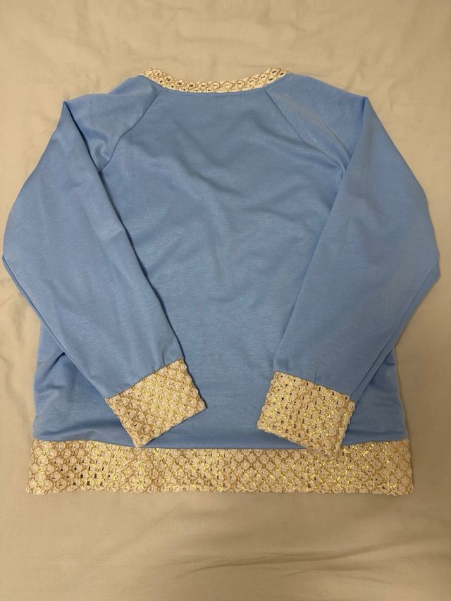 Suéter azul y blanco