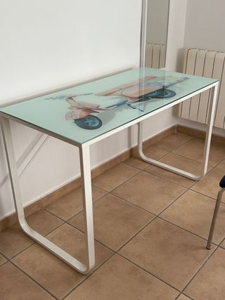 Mesa de cristal con diseño Vespa