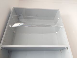 Estantería gris - Librería de madera con expositor