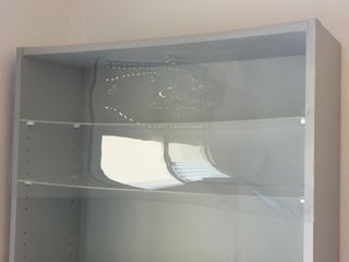 Estantería gris - Librería de madera con expositor