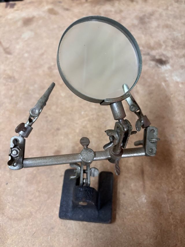 lupa con soporte sujeta cosas