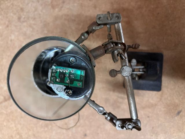 lupa con soporte sujeta cosas