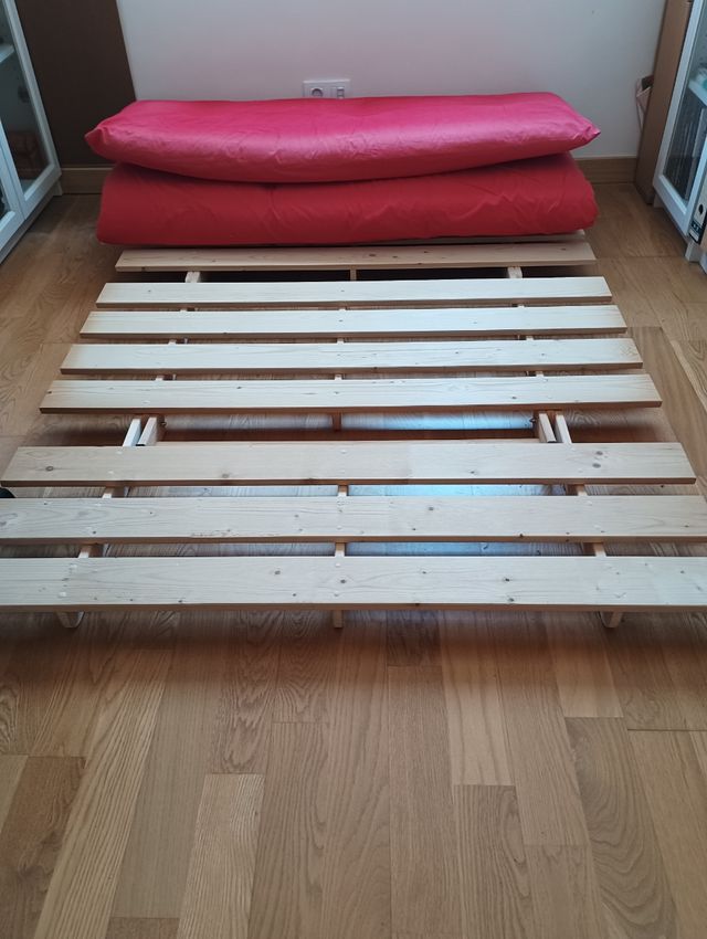 Sofá cama rojo plegable
