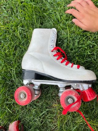 Patines retro blancos y rojos