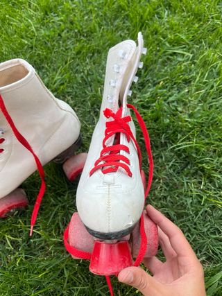 Patines retro blancos y rojos