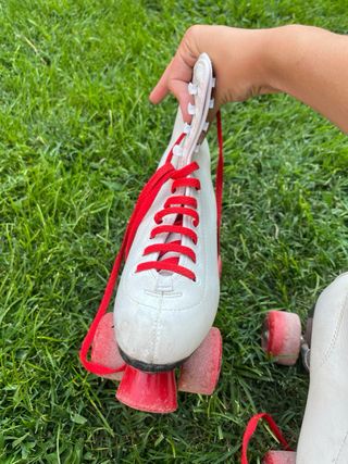 Patines retro blancos y rojos