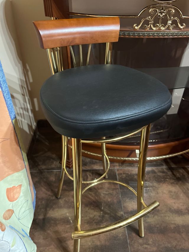 Mueble bar con 2 taburetes