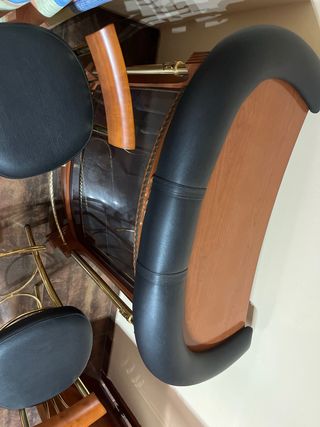 Mueble bar con 2 taburetes