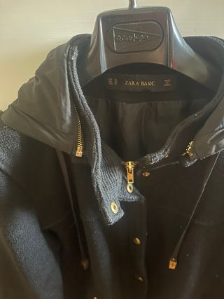 Abrigo de Zara negro con capucha