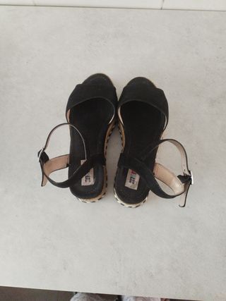 Sandalias Mustang negras cuña