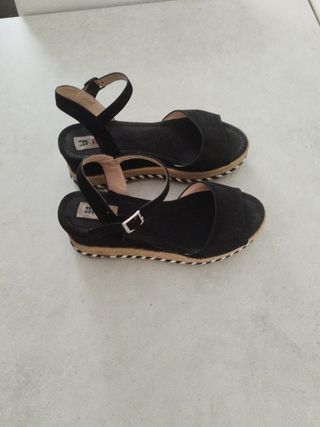 Sandalias Mustang negras cuña