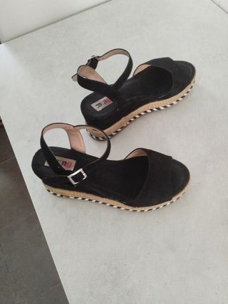 Sandalias Mustang negras cuña