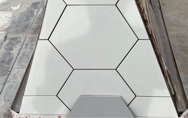 Azulejos hexagonales grises y blancos