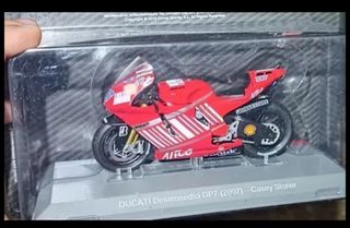 Ducati Desmosedici GP7 (2007) 1/18 casey stoner