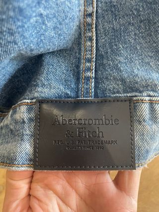 Cazadora vaquera Abercrombie con capucha - talla S