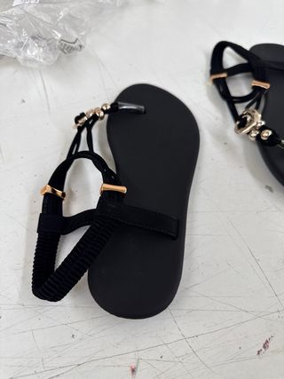 Sandalias planas negras mujer
