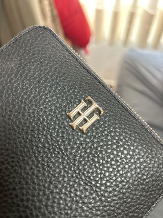 Cartera Tommy Hilfiger negra